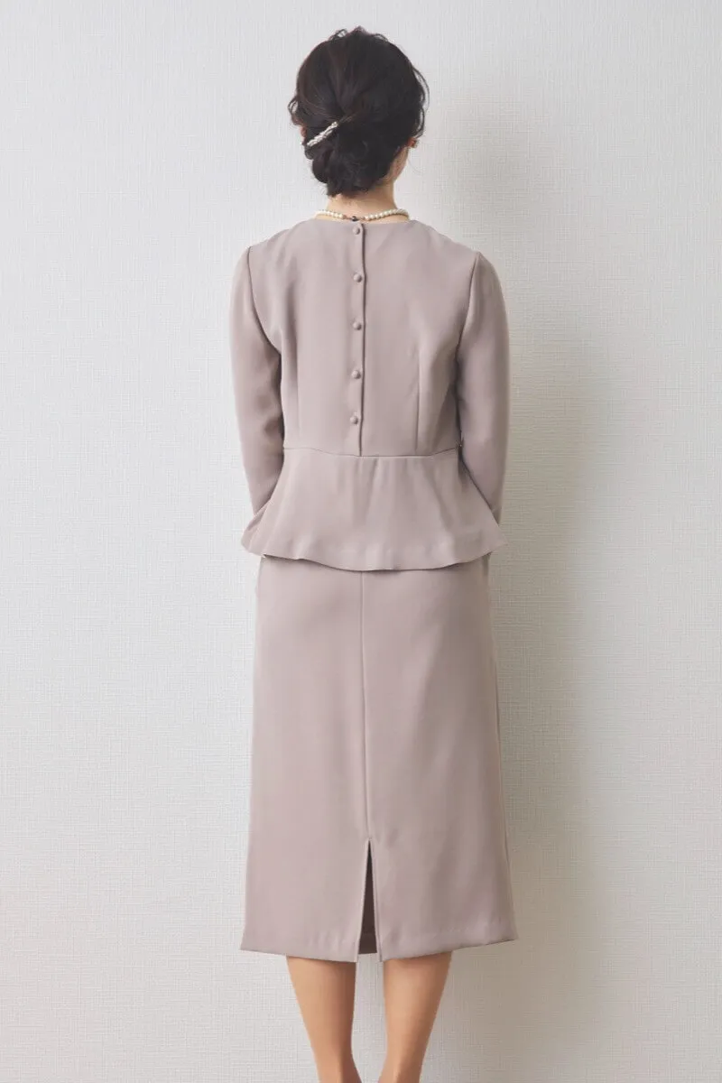 ベージュのペプラムタイトセレモニースーツセット