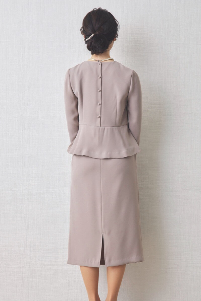 ベージュのペプラムタイトセレモニースーツセット