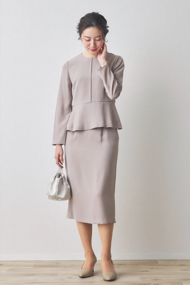 ベージュのペプラムタイトセレモニースーツセット