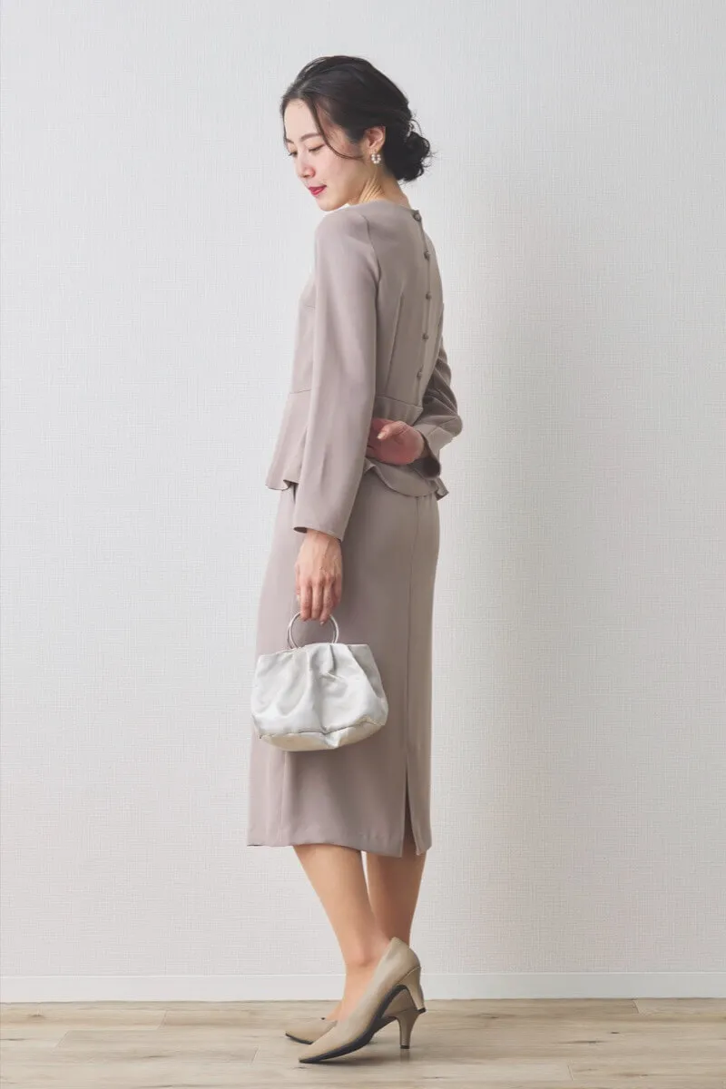 ベージュのペプラムタイトセレモニースーツセット