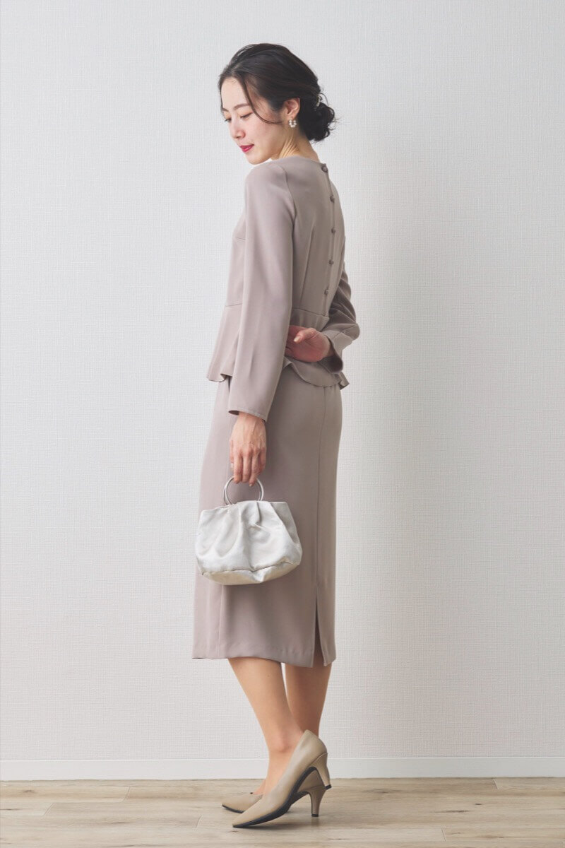 ベージュのペプラムタイトセレモニースーツセット