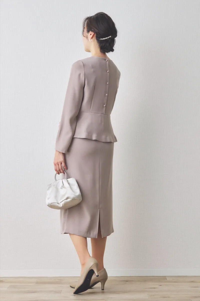 ベージュのペプラムタイトセレモニースーツセット