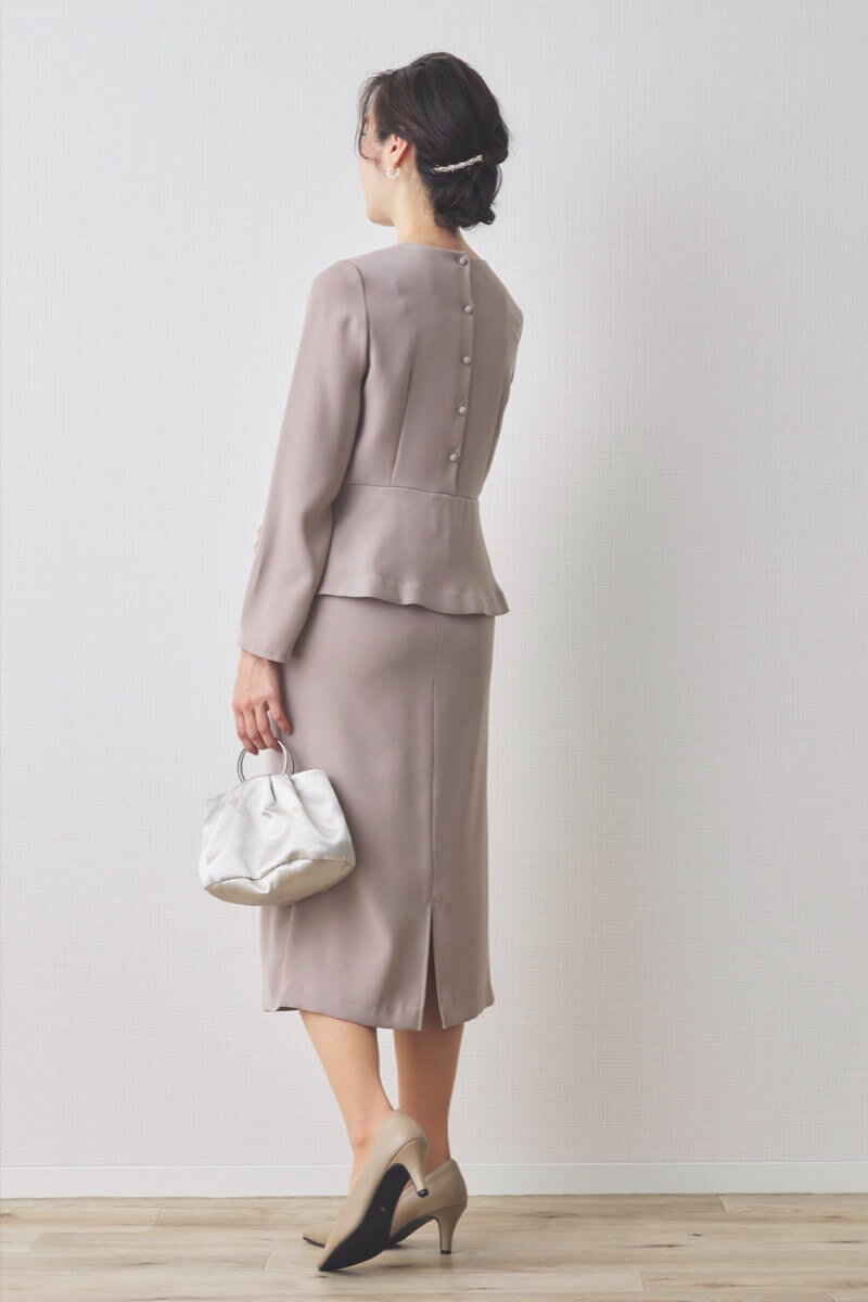 ベージュのペプラムタイトセレモニースーツセット
