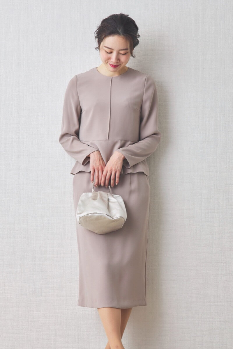 ベージュのペプラムタイトセレモニースーツセット