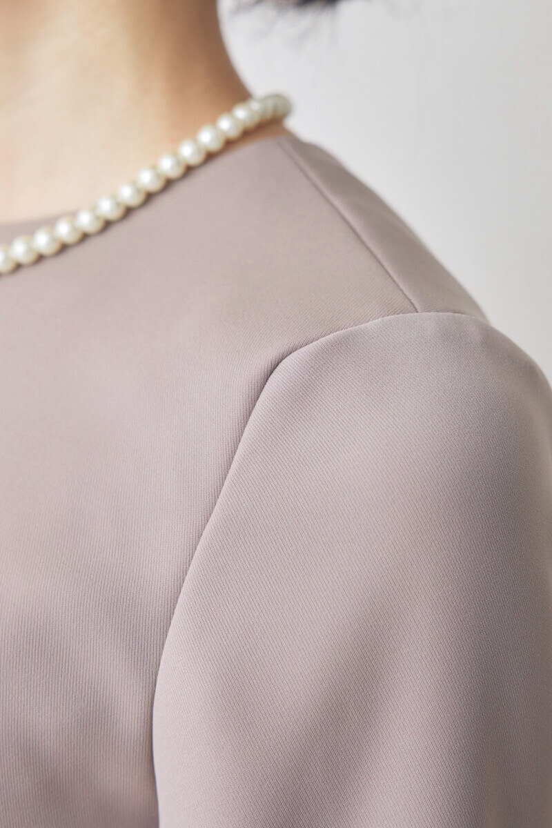 ベージュのペプラムタイトセレモニースーツセット