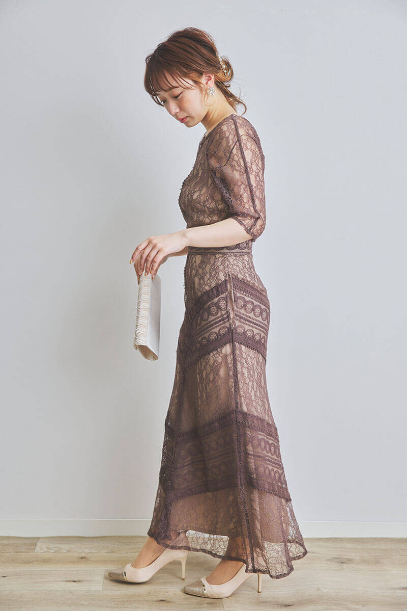 ブラウンのショルダーギャザーレースマキシドレス