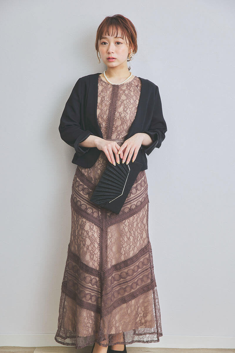 ブラウンのショルダーギャザーレースマキシドレス