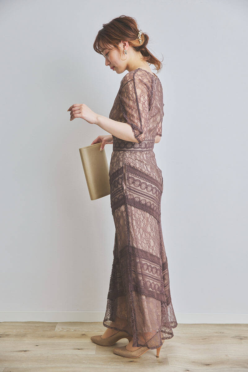 ブラウンのショルダーギャザーレースマキシドレス
