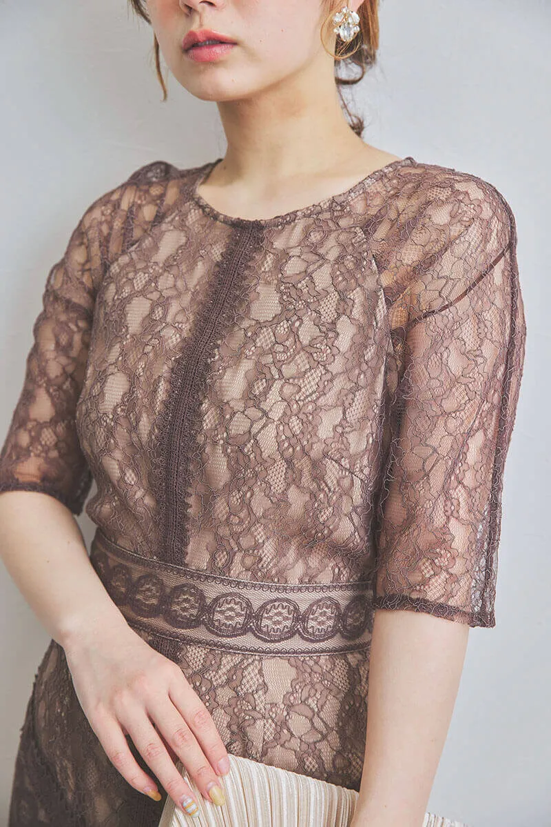 ブラウンのショルダーギャザーレースマキシドレス