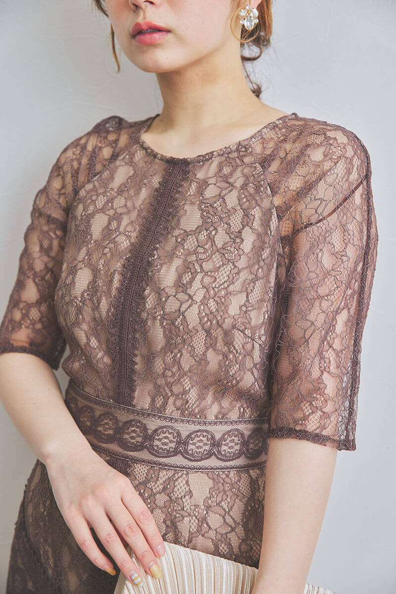 ブラウンのショルダーギャザーレースマキシドレス