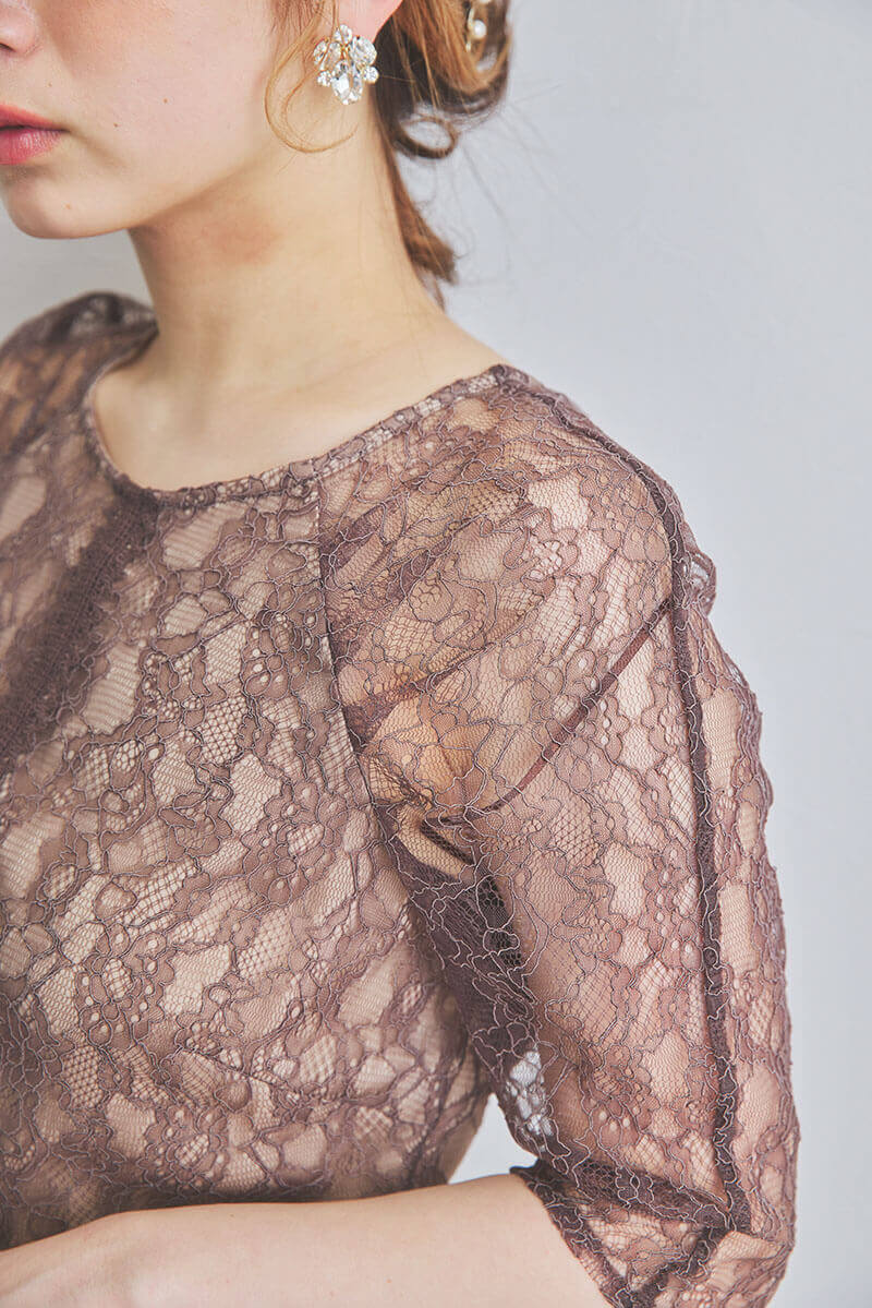 ブラウンのショルダーギャザーレースマキシドレス