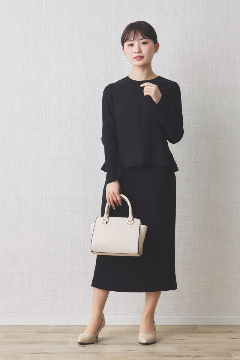 ブラックのペプラムタイトセレモニースーツセット