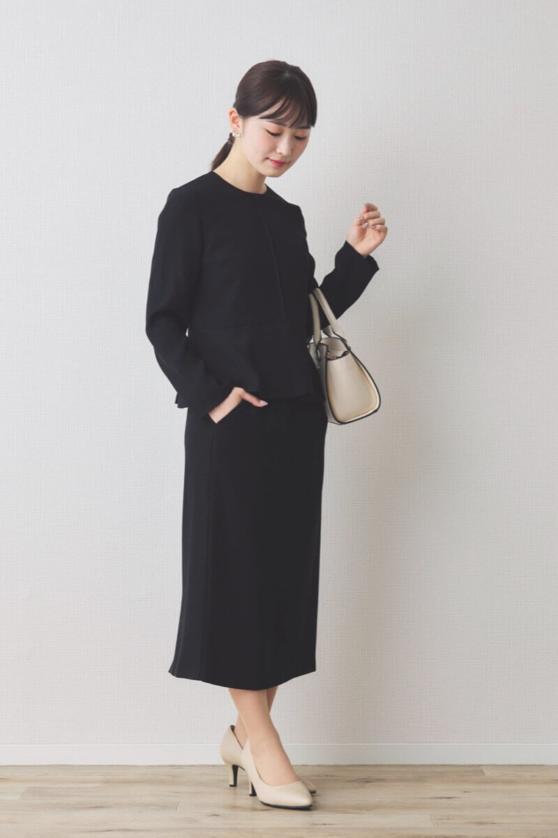 ブラックのペプラムタイトセレモニースーツセット