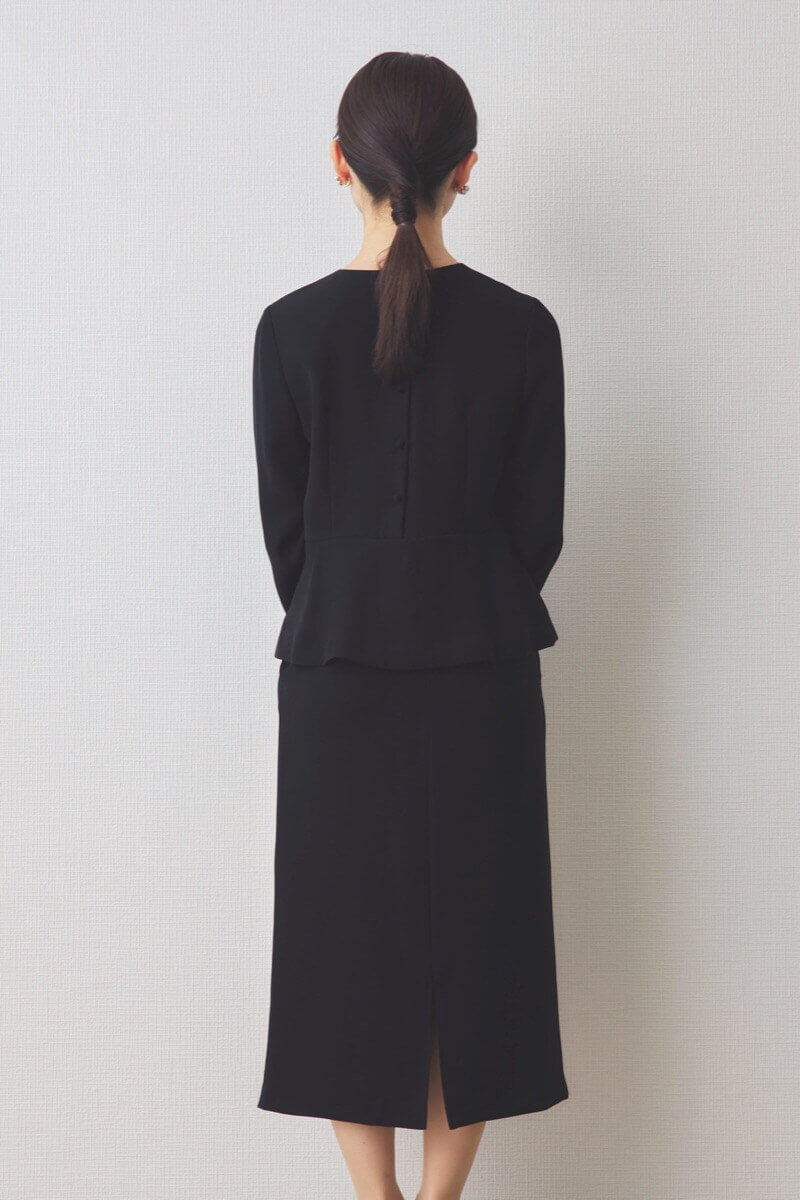 ブラックのペプラムタイトセレモニースーツセット