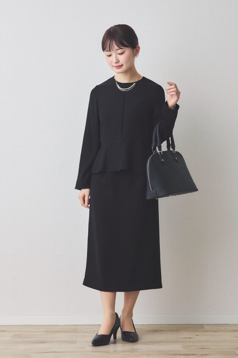ブラックのペプラムタイトセレモニースーツセット