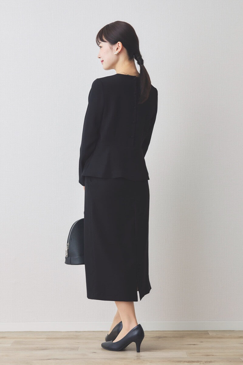 ブラックのペプラムタイトセレモニースーツセット