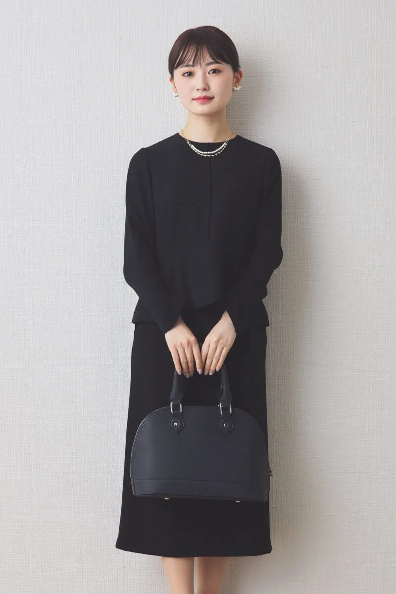 ブラックのペプラムタイトセレモニースーツセット