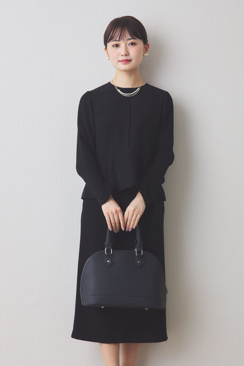 ブラックのペプラムタイトセレモニースーツセット