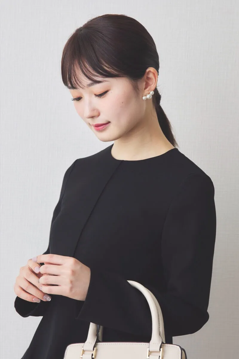 ブラックのペプラムタイトセレモニースーツセット