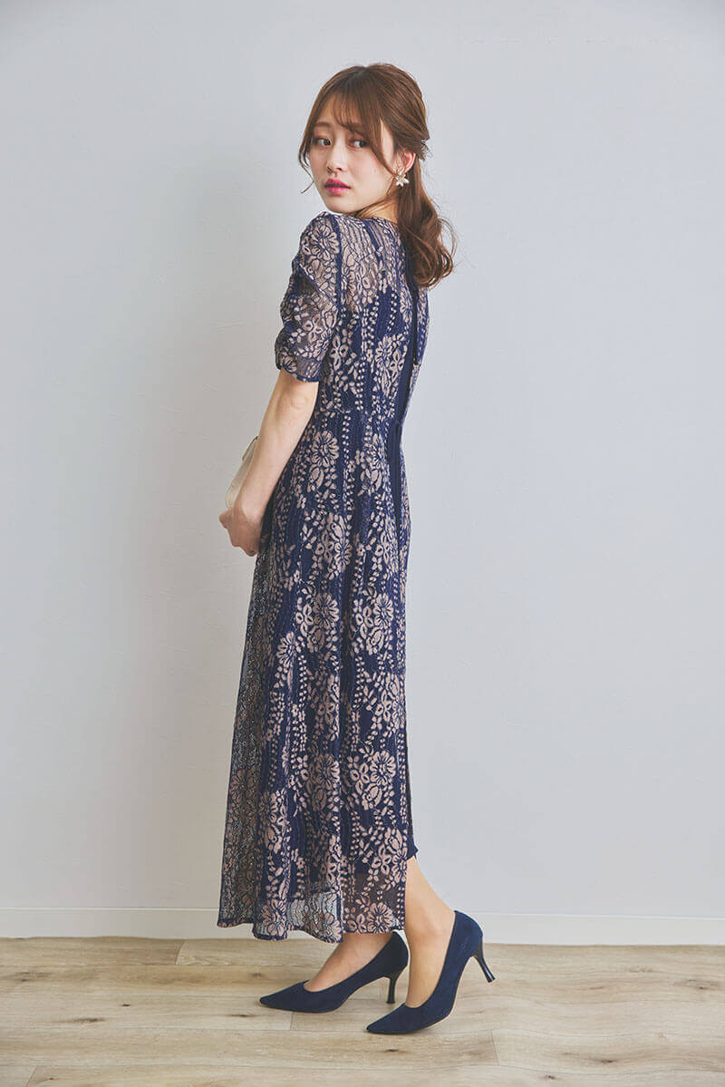 ネイビーの配色レースエプロンドレス