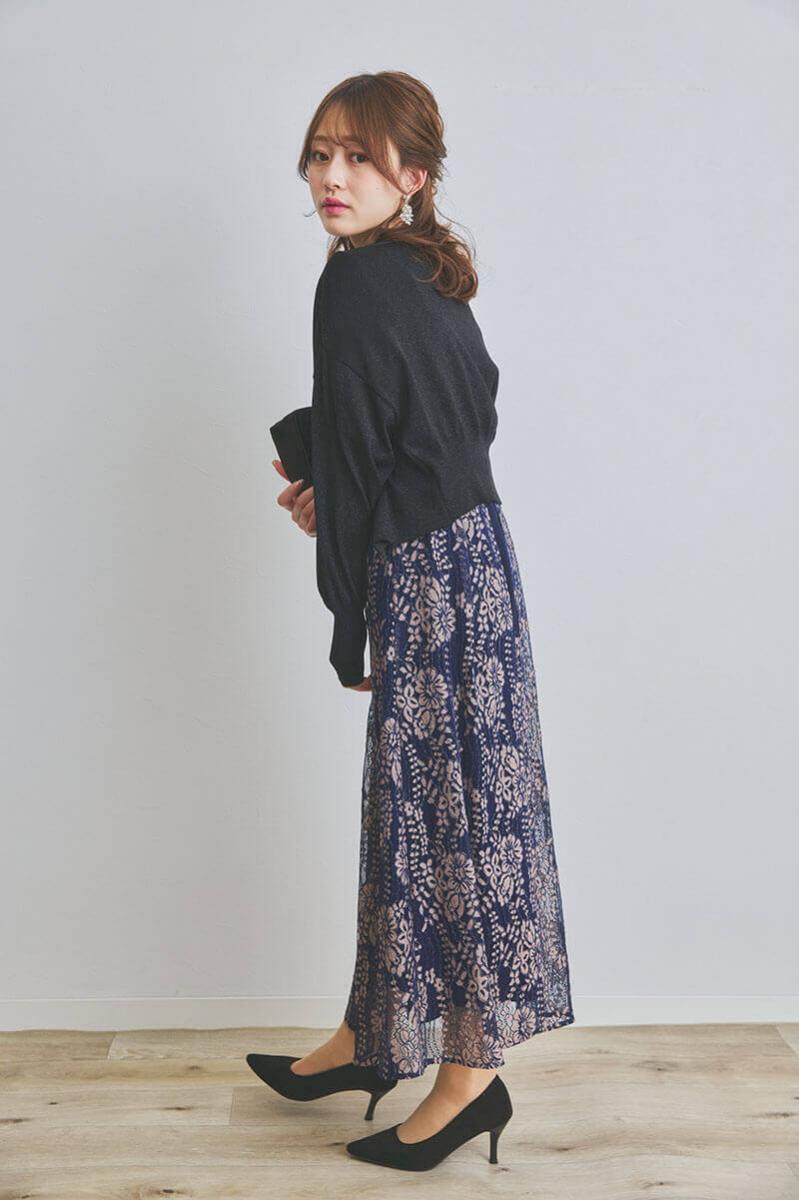 ネイビーの配色レースエプロンドレス