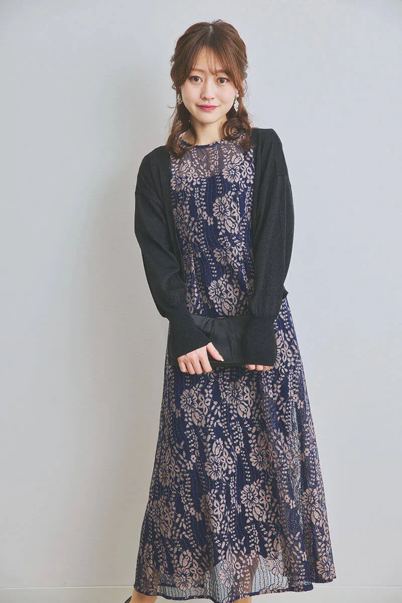 ネイビーの配色レースエプロンドレス