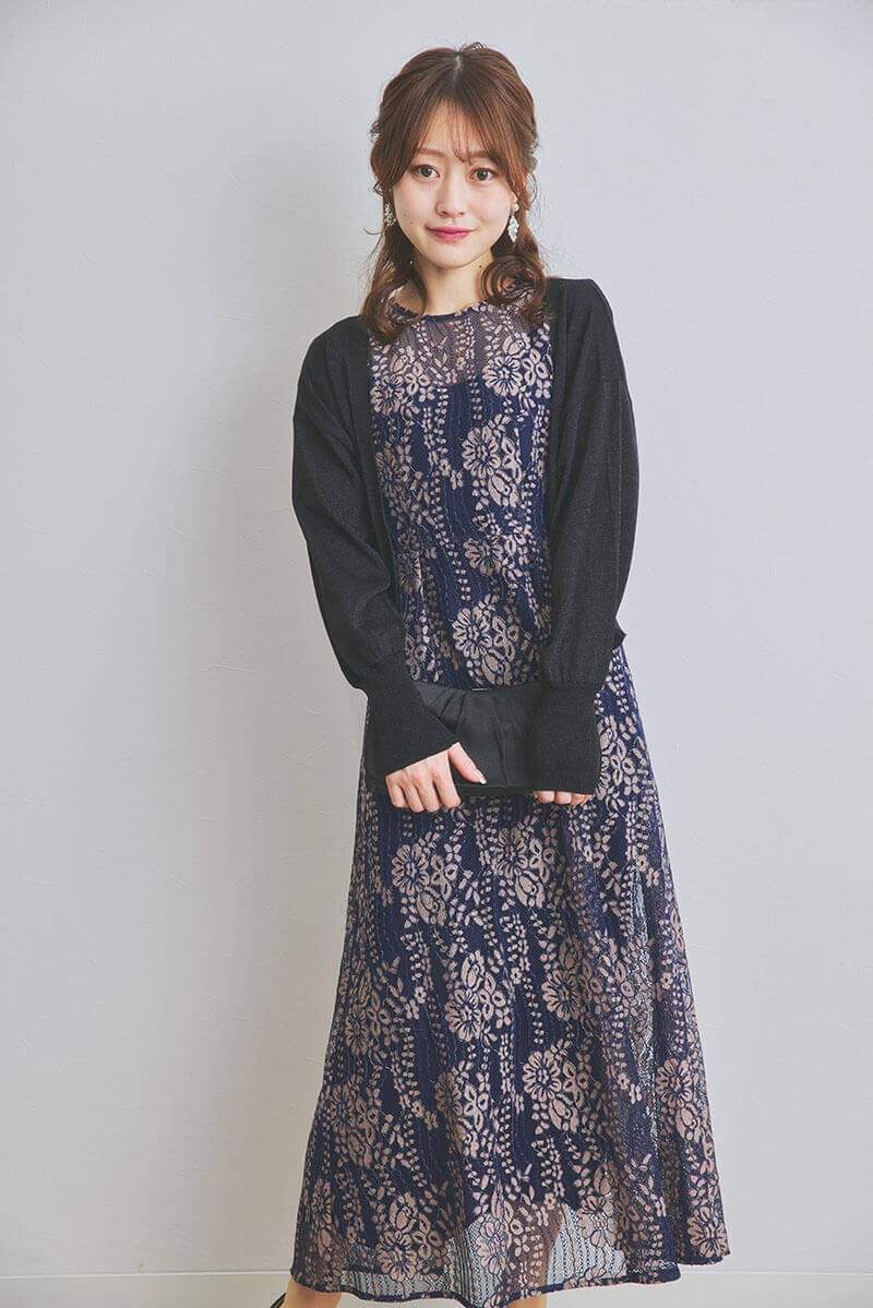 ネイビーの配色レースエプロンドレス