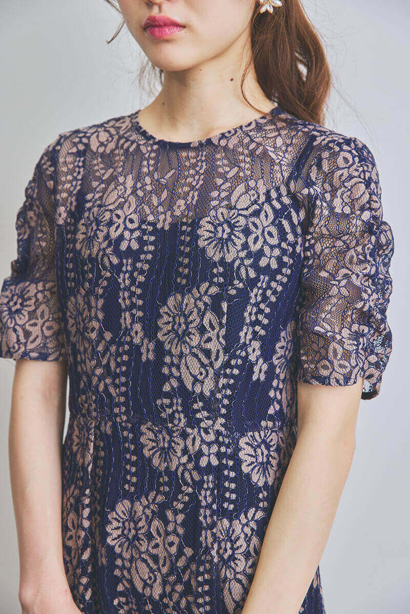 ネイビーの配色レースエプロンドレス