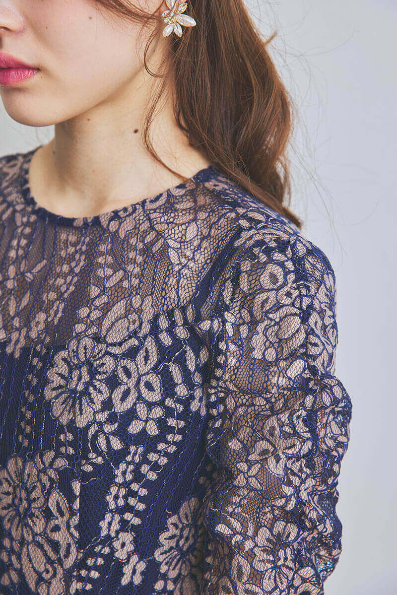 ネイビーの配色レースエプロンドレス