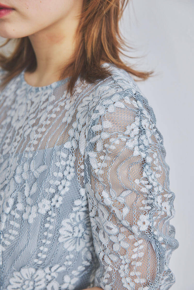 ミントグレーの配色レースエプロンドレス