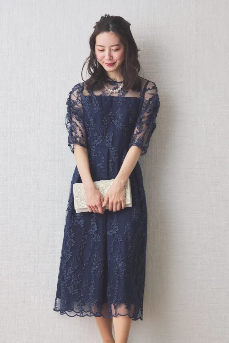 ネイビーの花柄刺繍ミディ丈ドレス