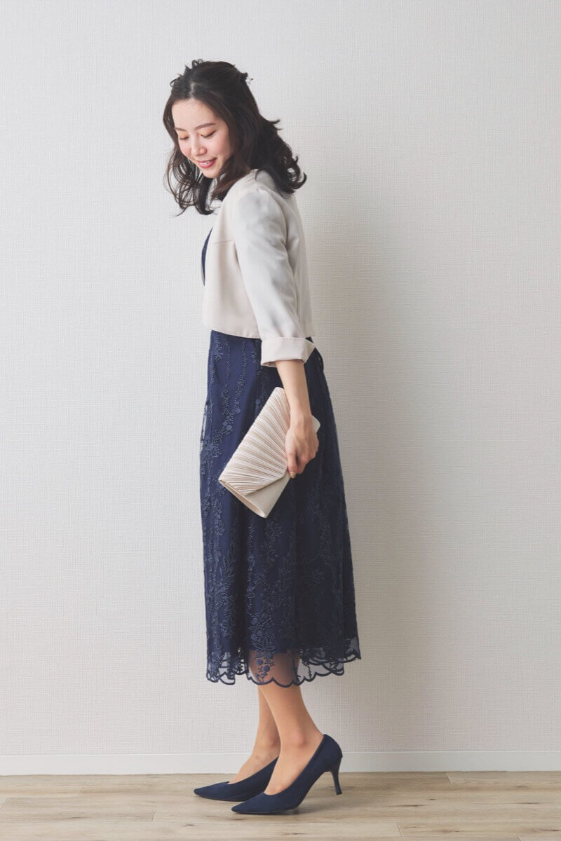 ネイビーの花柄刺繍ミディ丈ドレス