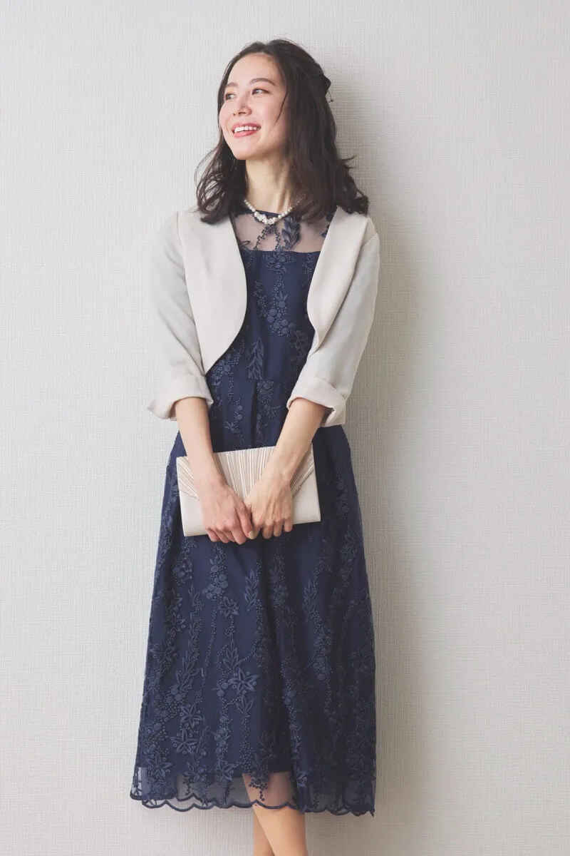 ネイビーの花柄刺繍ミディ丈ドレス