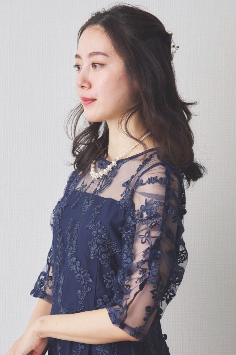 ネイビーの花柄刺繍ミディ丈ドレス