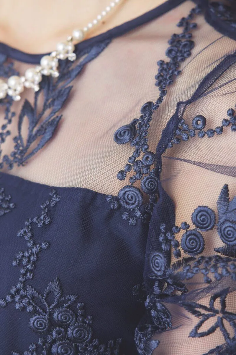 ネイビーの花柄刺繍ミディ丈ドレス