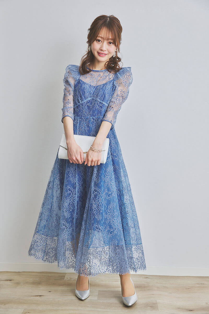 ブルーのフィットアンドフレアレースドレス