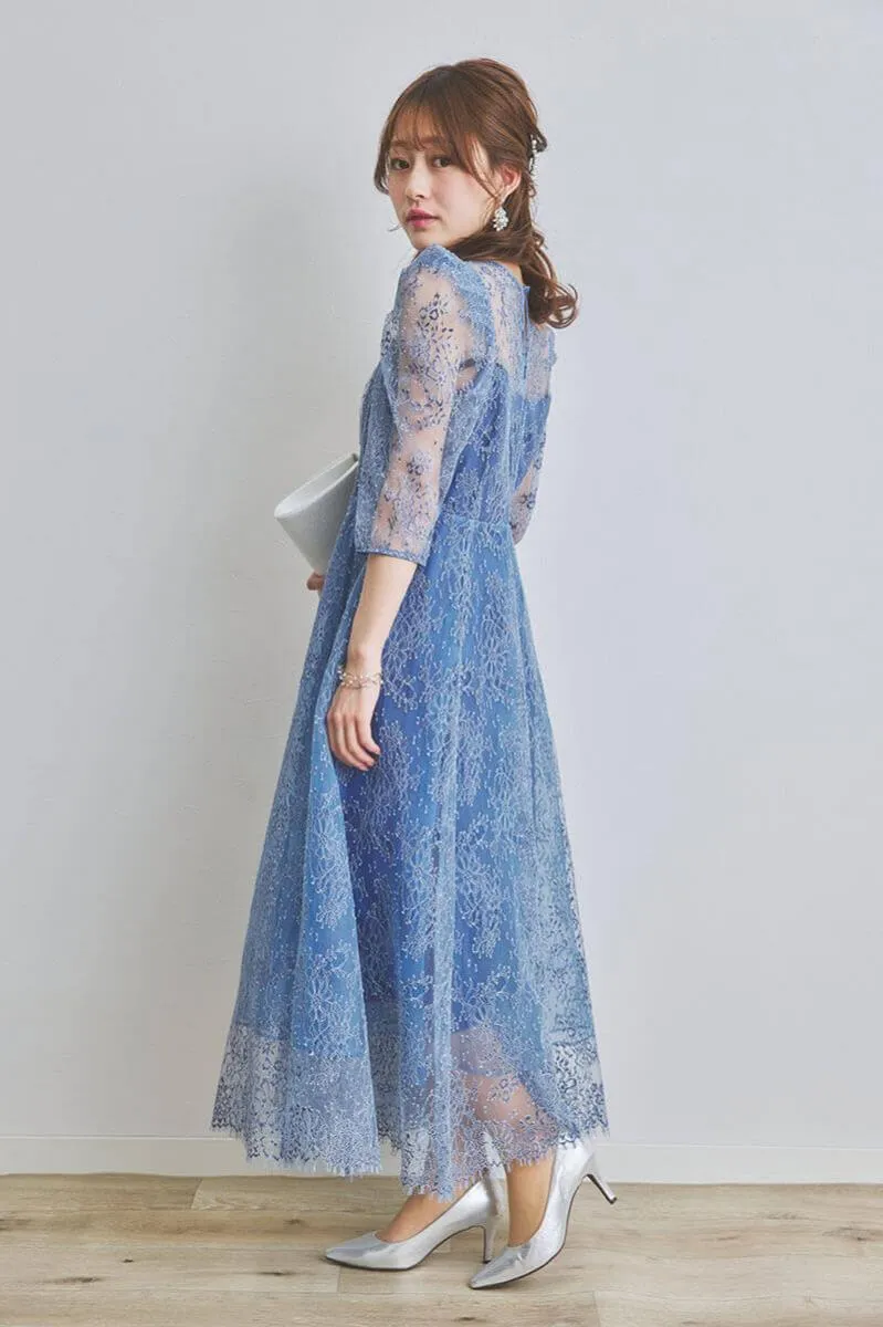 ブルーのフィットアンドフレアレースドレス