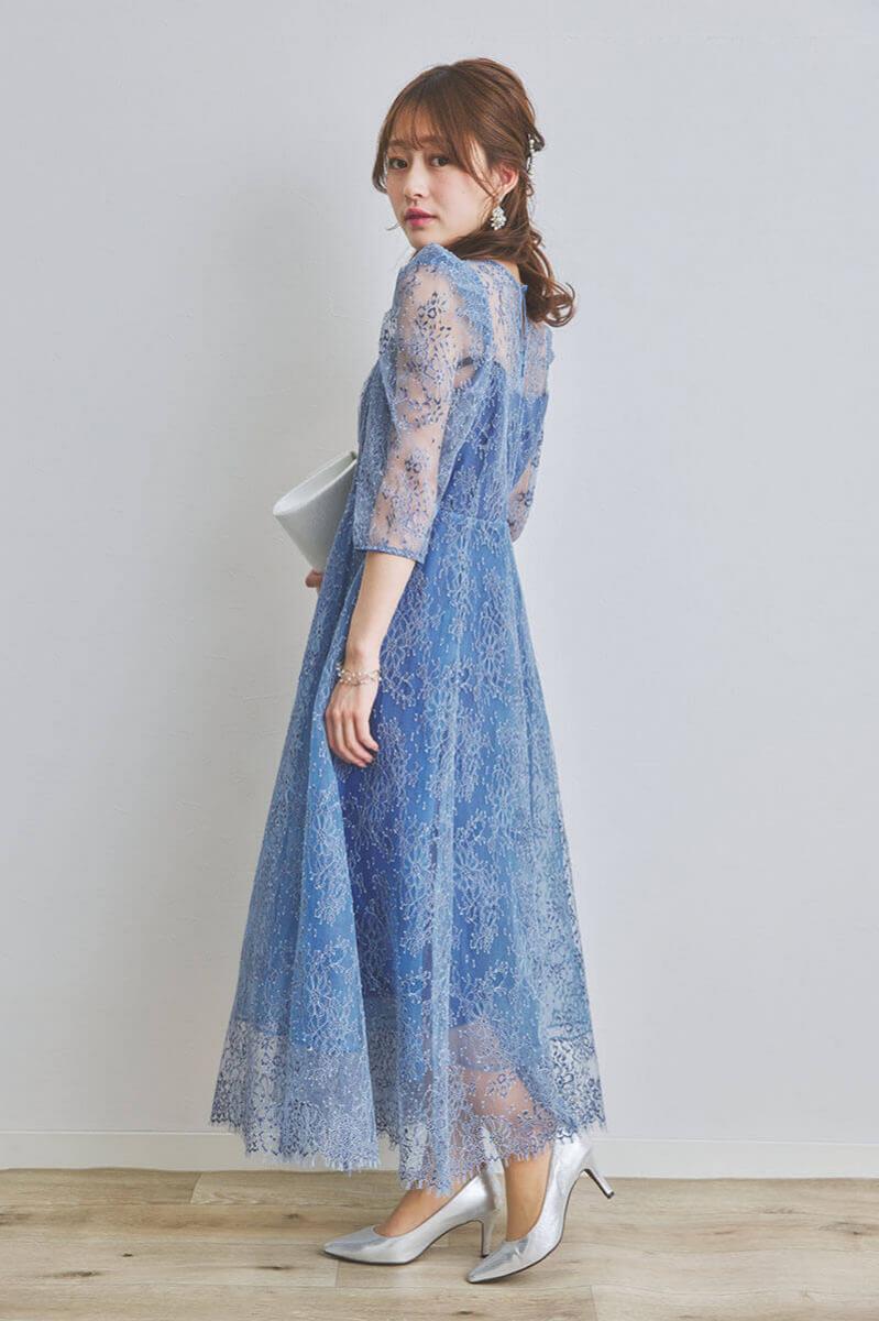 ブルーのフィットアンドフレアレースドレス