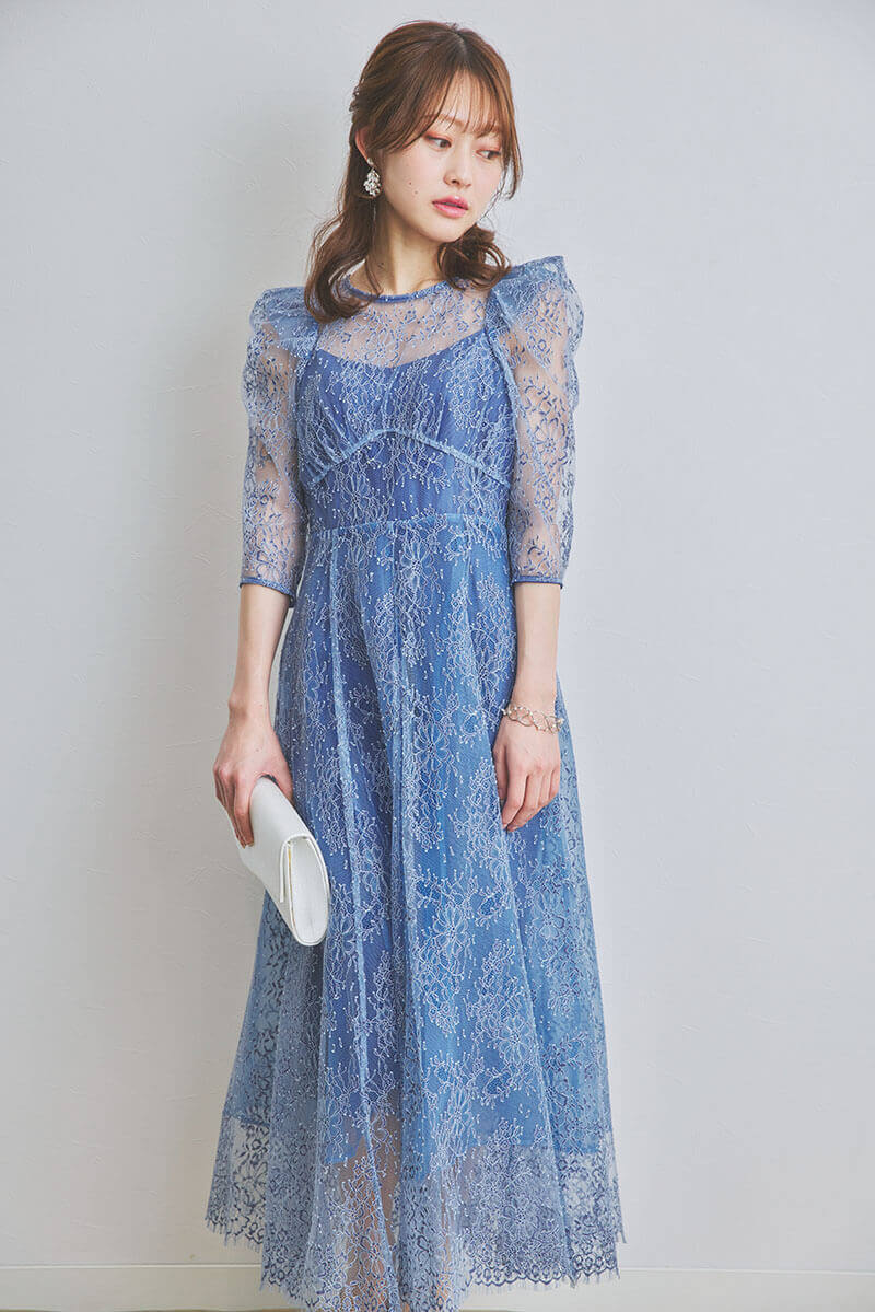 ブルーのフィットアンドフレアレースドレス