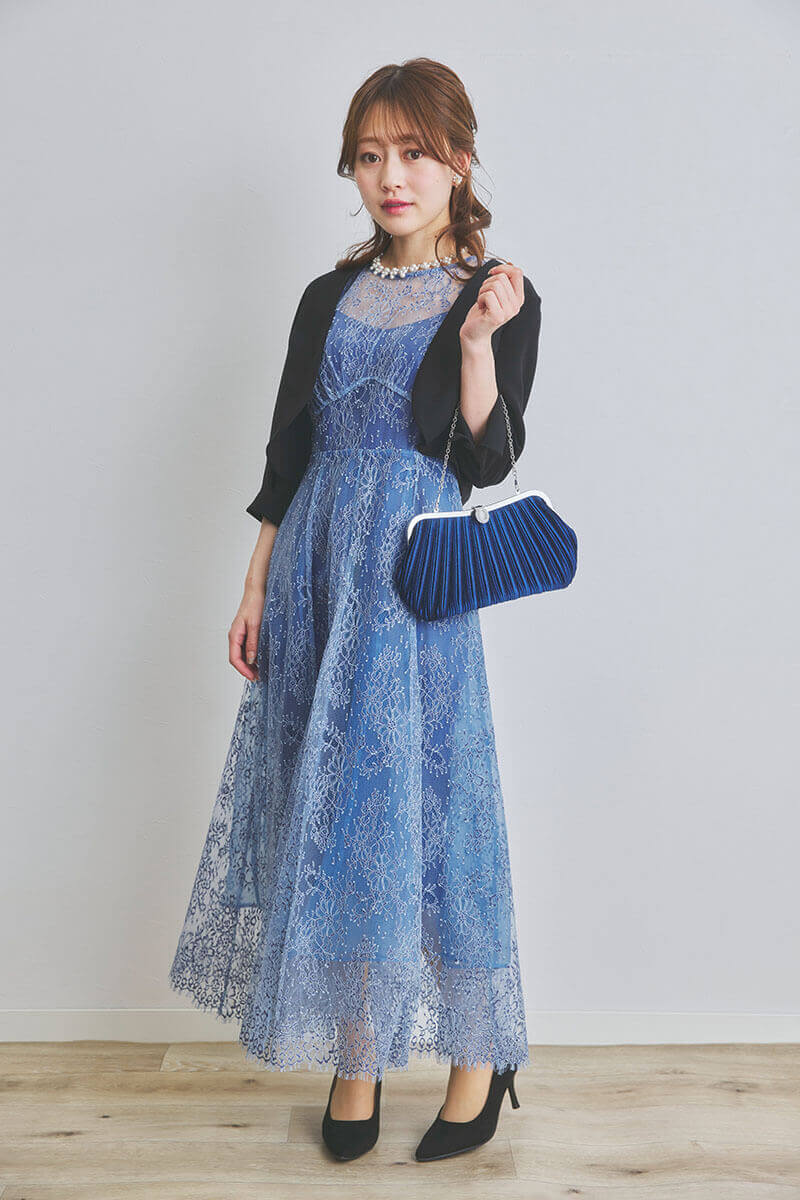 ブルーのフィットアンドフレアレースドレス