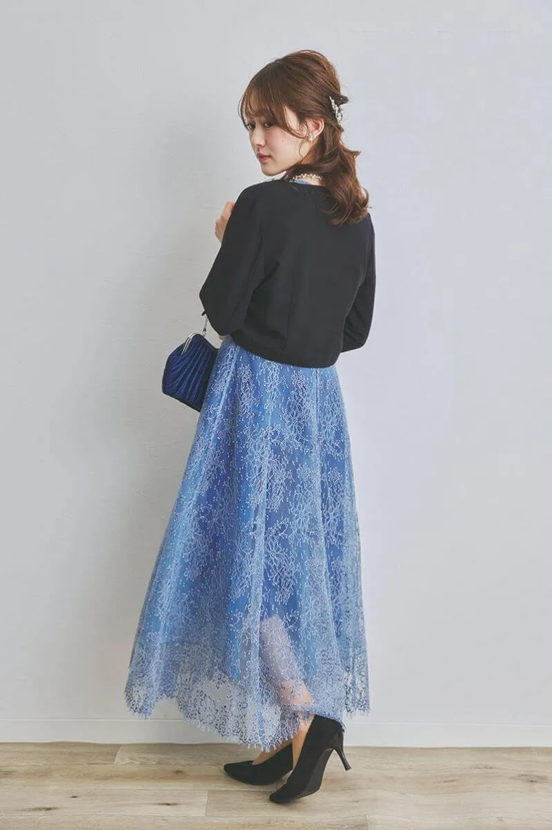 ブルーのフィットアンドフレアレースドレス