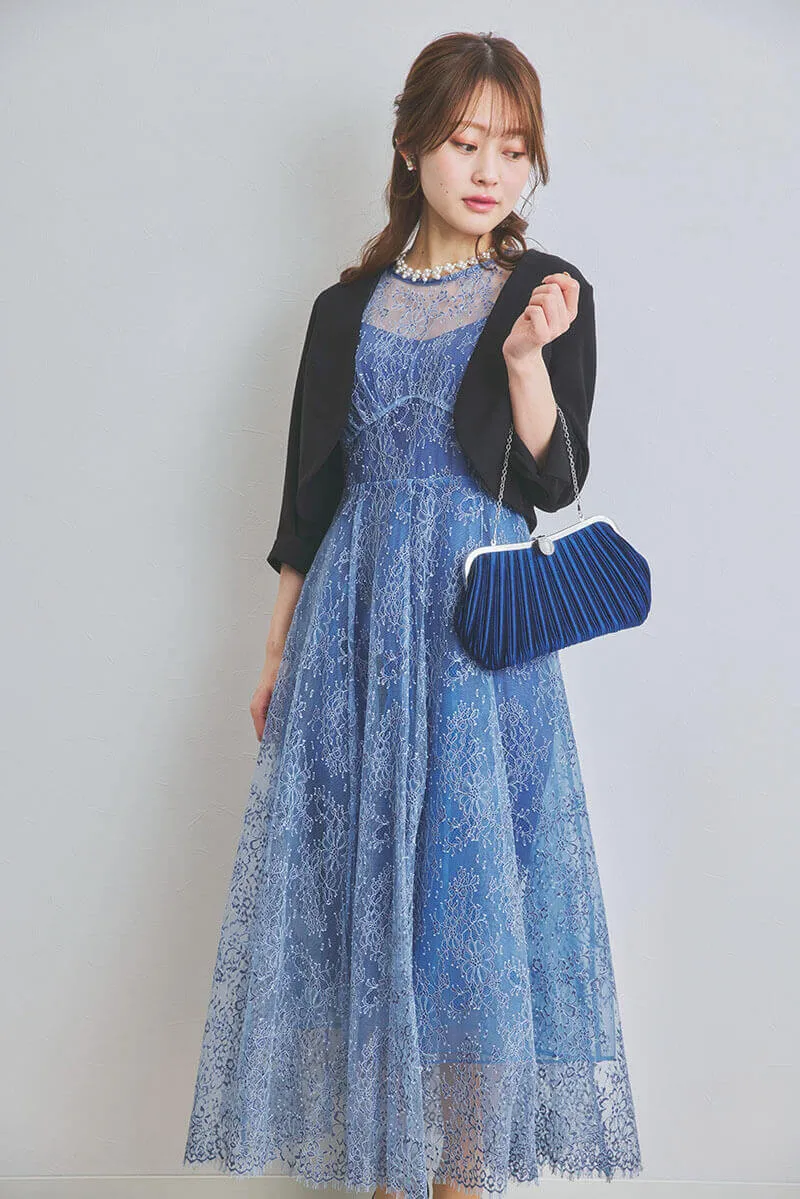 ブルーのフィットアンドフレアレースドレス