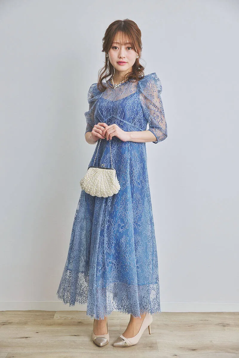 ブルーのフィットアンドフレアレースドレス