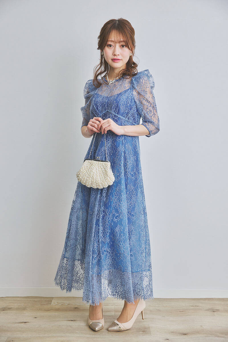 ブルーのフィットアンドフレアレースドレス