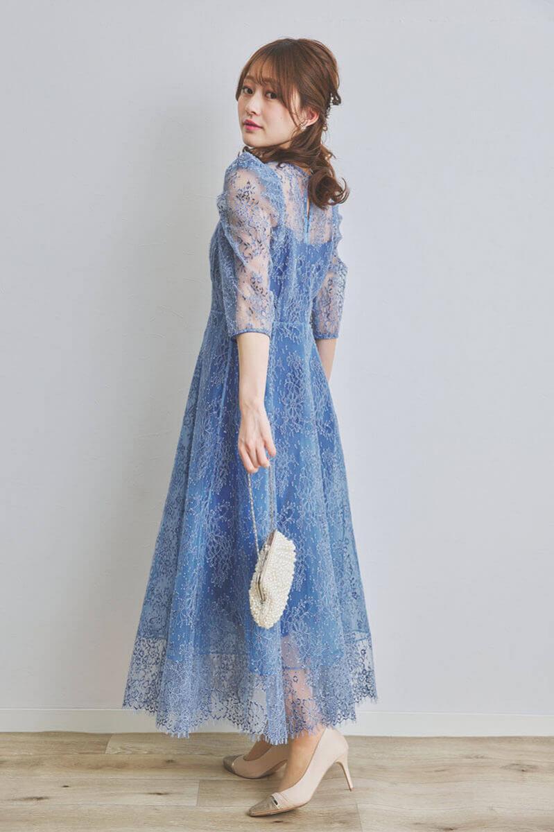 ブルーのフィットアンドフレアレースドレス