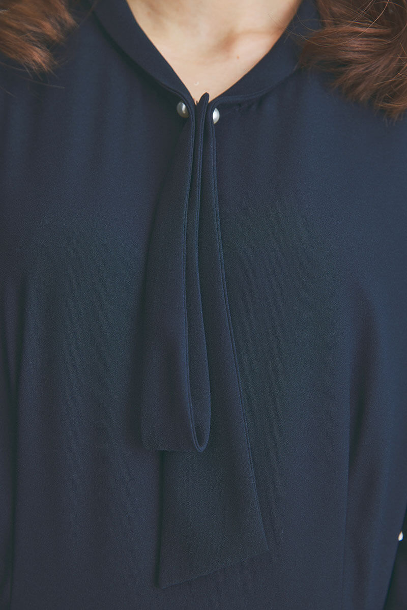 ネイビーのボウタイ付ボックスプリーツワンピース