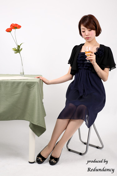 ネイビーのティアードフリルドレス