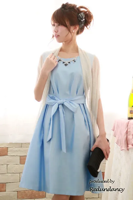 ライトブルーのフロント切替リボン膝丈ドレス