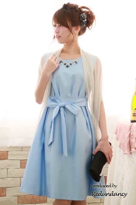 ライトブルーのフロント切替リボン膝丈ドレス