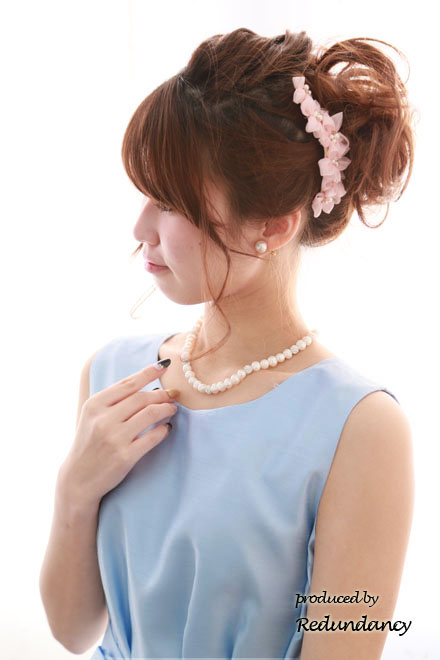 ライトブルーのフロント切替リボン膝丈ドレス